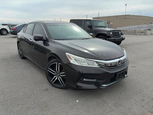 Used 2017 Honda Accord Touring image 3