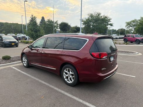 Used 2019 Chrysler Pacifica Touring-L w/ Tire & Wheel Group FWD image 6