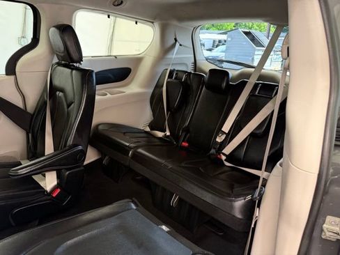 Used 2022 Chrysler Pacifica Touring-L FWD image 19