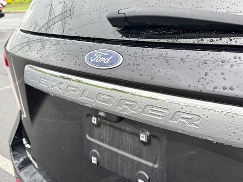 Used 2023 Ford Explorer XLT AWD/4WD image 18