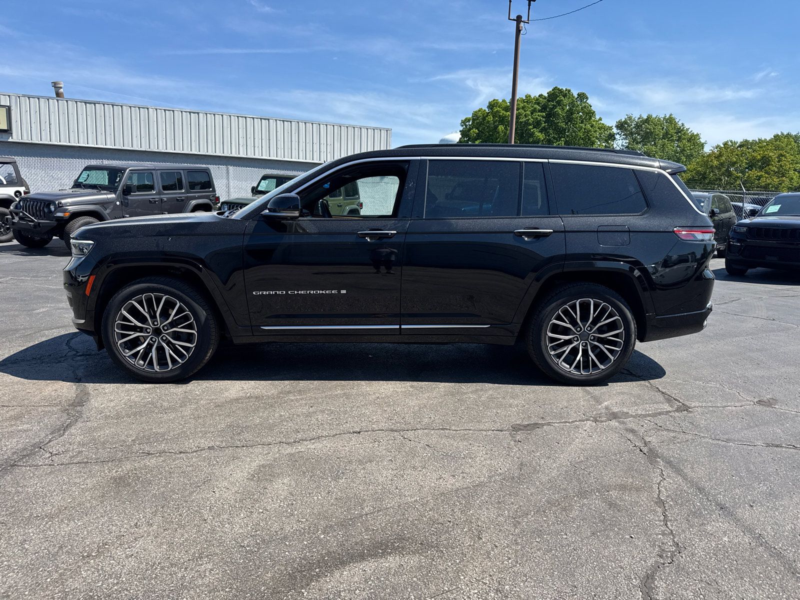 Used 2024 Jeep Grand Cherokee L Summit AWD/4WD image 3