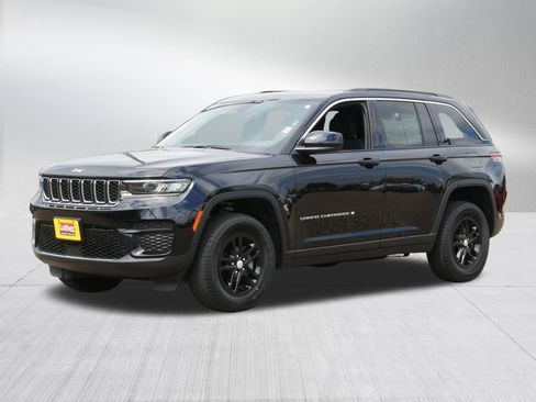 Used 2024 Jeep Grand Cherokee Laredo w/ Luxury Tech Group I AWD/4WD image 3
