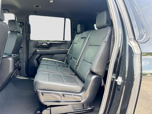 Used 2025 Chevrolet Suburban Z71 AWD/4WD image 24