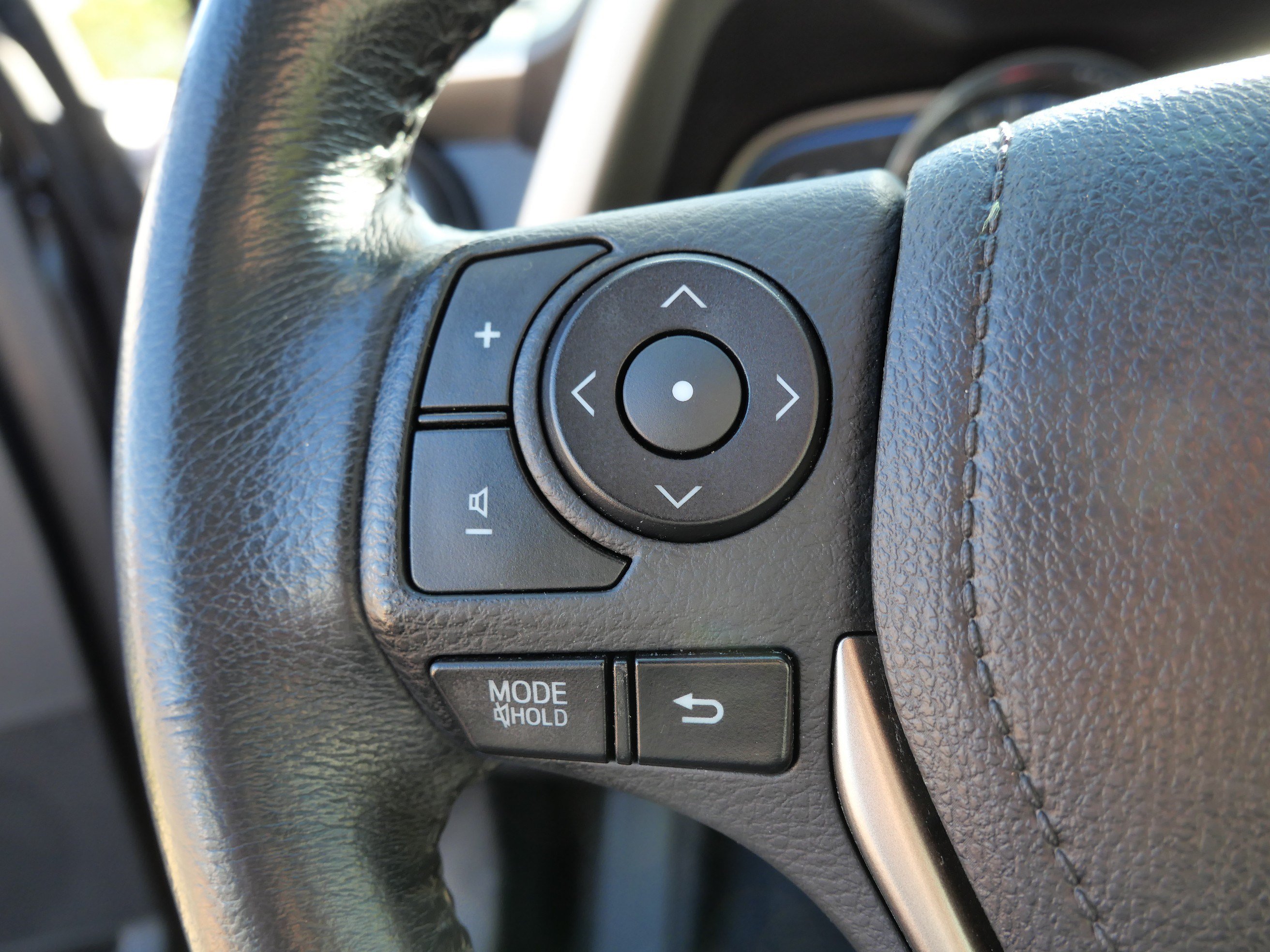 Used 2014 Toyota RAV4 Limited w/ Technology Package AWD/4WD image 28