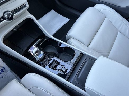 Certified 2023 Volvo XC40 B5 Plus w/ Protection Package Premier image 22