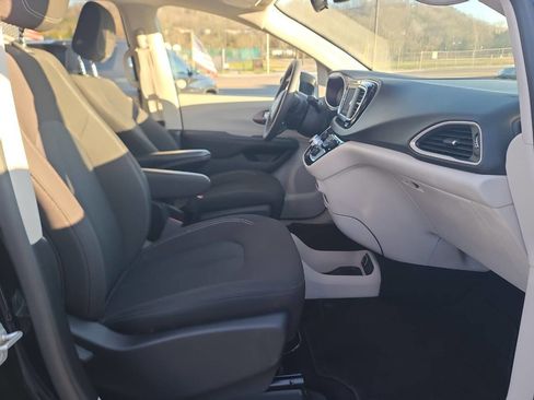 Used 2023 Chrysler Voyager LX image 21