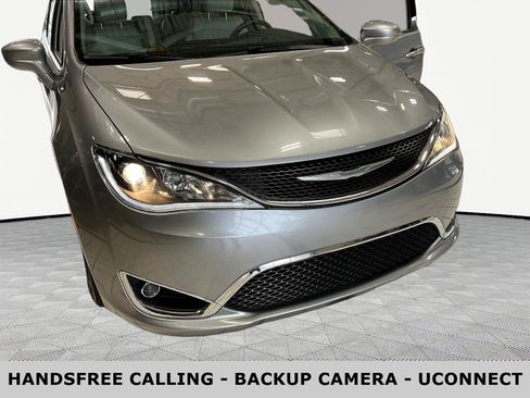 Used 2018 Chrysler Pacifica Touring-L FWD image 33
