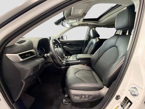 Certified 2025 Toyota Highlander XLE FWD image 17