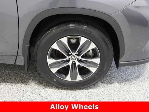 Certified 2025 Toyota Highlander XLE image 5
