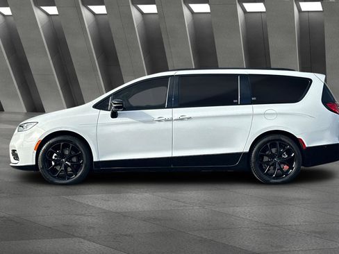 Used 2024 Chrysler Pacifica Limited w/ Uconnect Theater Family Group image 7