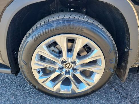 New 2026 Toyota Highlander Limited image 9