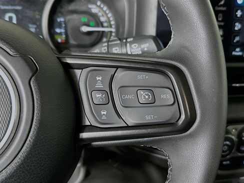 Used 2025 Jeep Wrangler Willys image 17