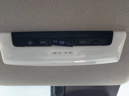 Used 2022 Nissan Versa SR w/ Convenience Package FWD image 29