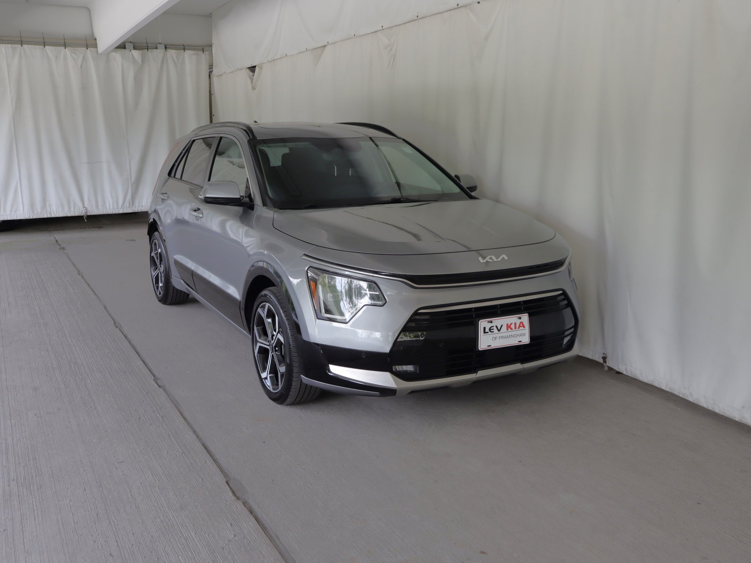 Used 2023 Kia Niro SX Touring FWD image 1