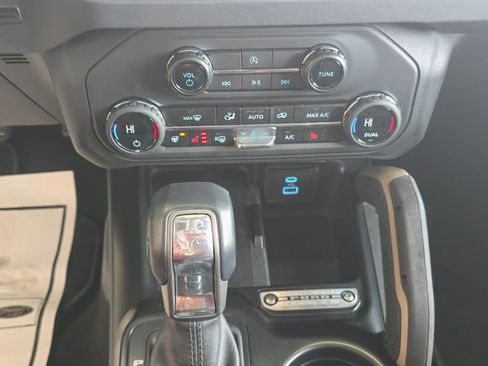 Used 2025 Ford Bronco Badlands image 21