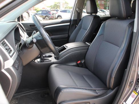Used 2018 Toyota Highlander Plus AWD/4WD image 15