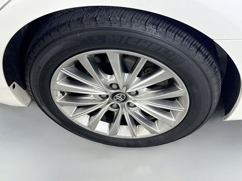 Used 2018 Toyota Avalon Limited image 31