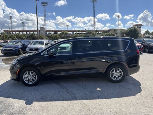 Used 2024 Chrysler Pacifica Touring-L FWD image 6