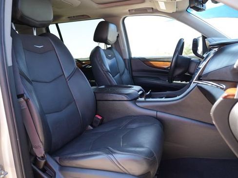 Used 2017 Cadillac Escalade ESV Luxury AWD/4WD image 16