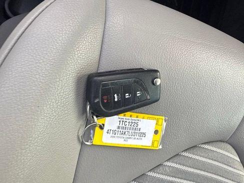 Used 2020 Toyota Camry SE FWD image 5