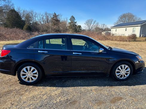 Used 2011 Chrysler 200 Limited image 4