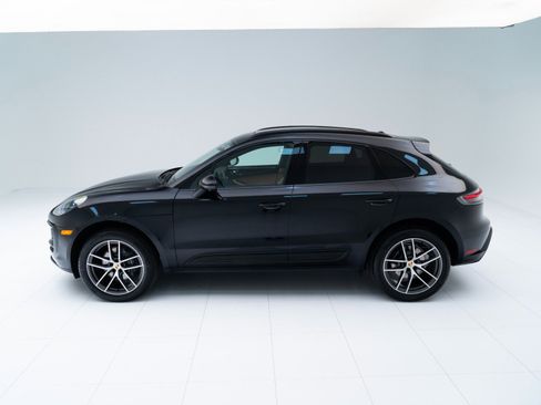 Certified 2025 Porsche Macan image 2