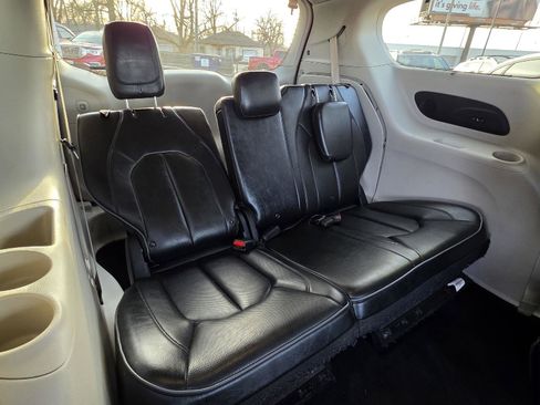 Used 2018 Chrysler Pacifica Limited image 31