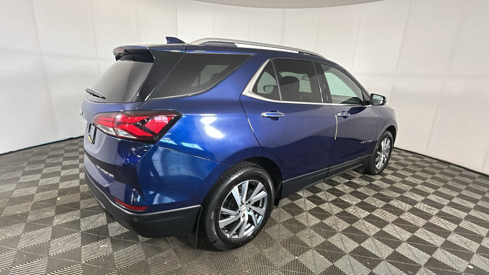Used 2022 Chevrolet Equinox Premier AWD/4WD image 3