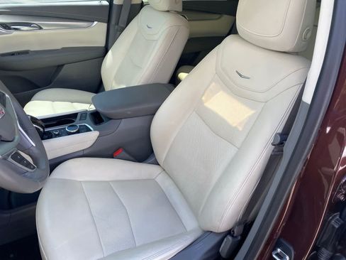 Used 2022 Cadillac XT5 Premium Luxury w/ Technology Package FWD image 11