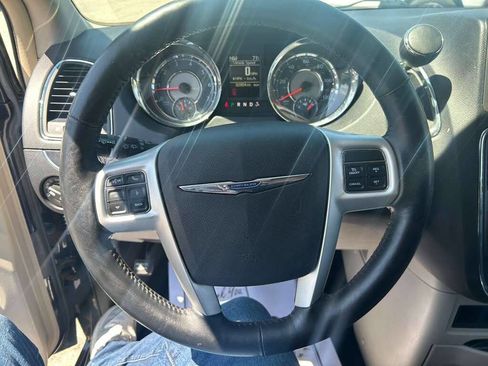 Used 2014 Chrysler Town & Country Touring w/ Driver Convenience Group FWD image 13