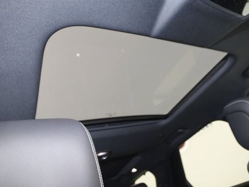 Used 2023 Land Rover Discovery S R-Dynamic image 11