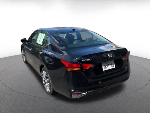 Used 2025 Nissan Altima 2.5 SV image 11