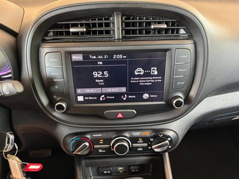 Used 2025 Kia Soul LX w/ LX Technology Package FWD image 16