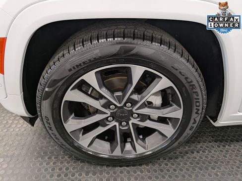 Used 2022 Jeep Grand Cherokee Overland w/ Luxury Tech Group IV AWD/4WD image 7