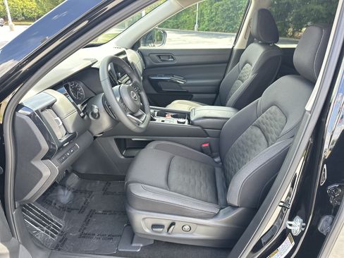 Used 2025 Nissan Pathfinder SV AWD/4WD image 16