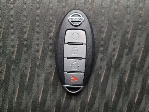 Used 2017 Nissan Rogue SV image 32