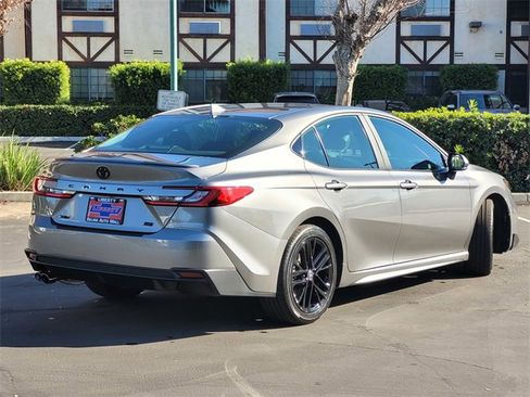 Used 2025 Toyota Camry SE image 5