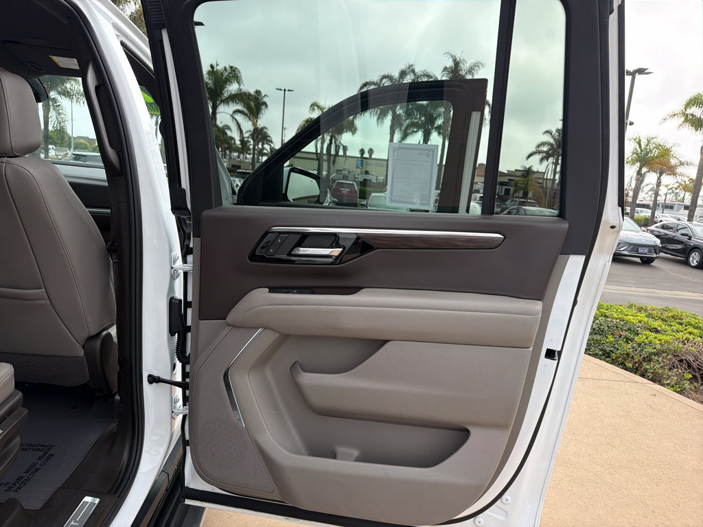 Used 2025 Chevrolet Suburban LT AWD/4WD image 16