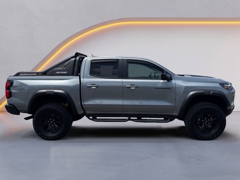 Used 2025 Chevrolet Colorado ZR2 w/ Midnight Edition AWD/4WD image 2