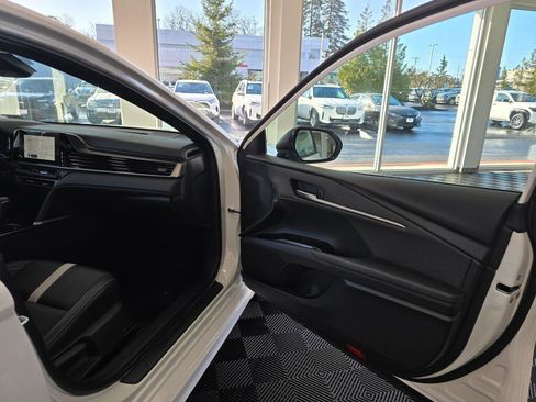Used 2025 Toyota Camry SE image 42