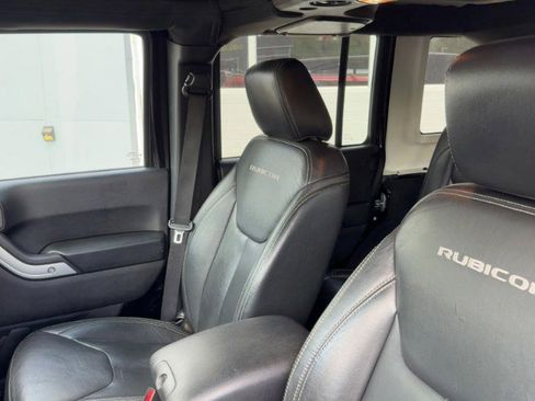 Used 2015 Jeep Wrangler Unlimited Rubicon w/ Connectivity Group AWD/4WD image 10