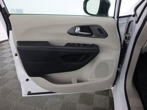 Used 2024 Chrysler Pacifica Touring-L image 22