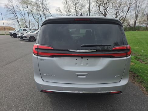 New 2026 Chrysler Pacifica Select AWD/4WD image 16