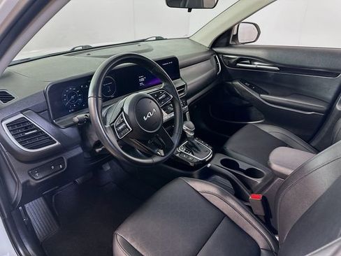 Used 2024 Kia Seltos EX image 12