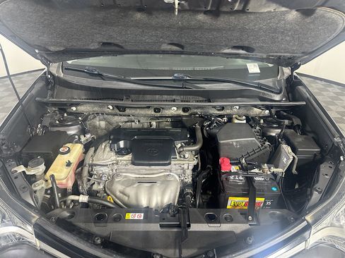 Used 2018 Toyota RAV4 LE w/ Carpet Mat Package FWD image 32