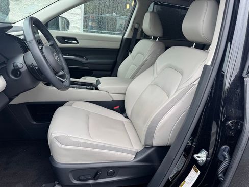 Used 2023 Nissan Pathfinder SL w/ Black Appearance Package AWD/4WD image 14