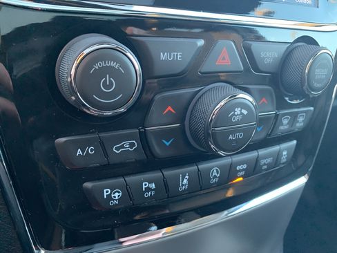 Used 2021 Jeep Grand Cherokee Limited w/ Luxury Group II image 12