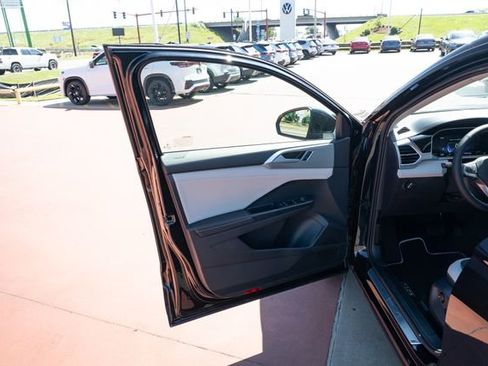 New 2026 Volkswagen Taos SE FWD image 13