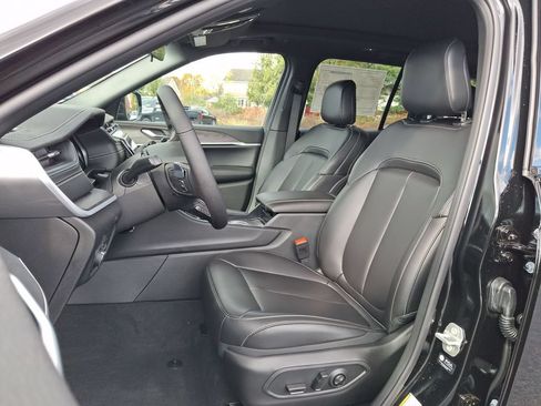 Used 2025 Jeep Grand Cherokee Limited w/ Black Appearance Package AWD/4WD image 10