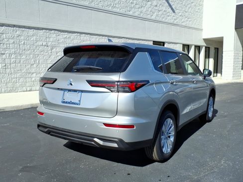 New 2026 Mitsubishi Outlander ES image 5